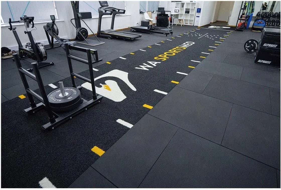 Pista de trineo sobre piso de goma en un gimnasio