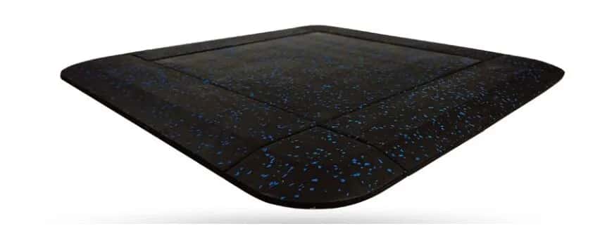 Esquinero de goma con chispas azules rematando una esquina