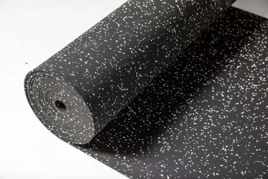 Rollo de goma EPDM desenrollándose sobre fondo claro